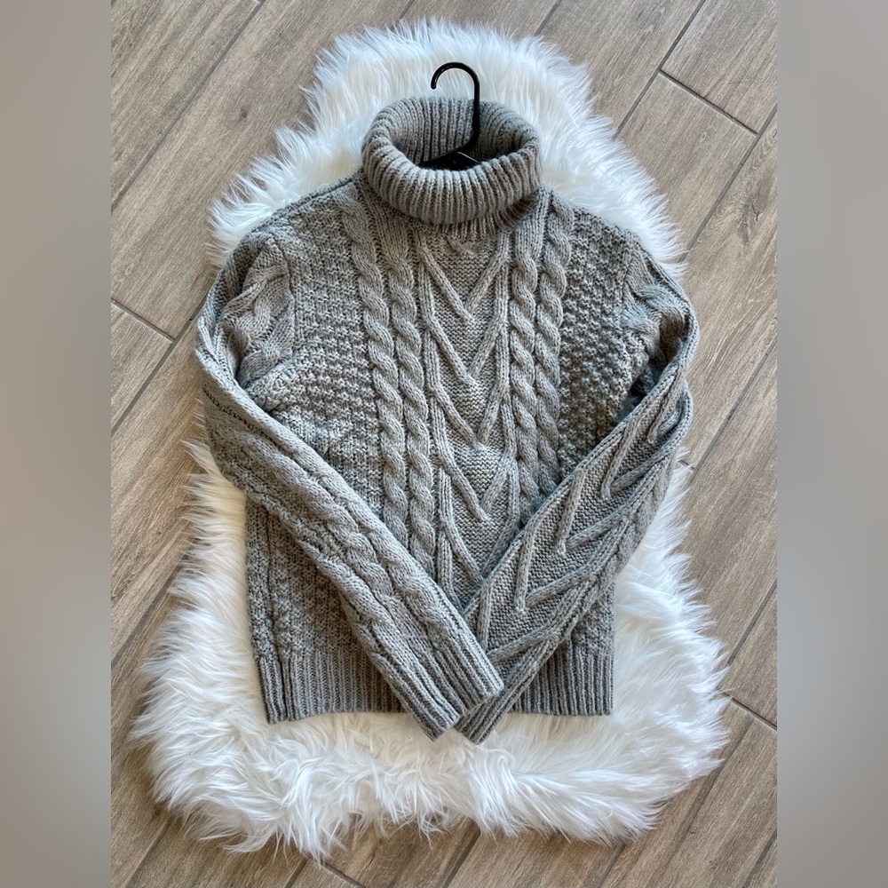 Cozy Gray Cable Knit Turtleneck Sweater Women’s Medium New Without Tags